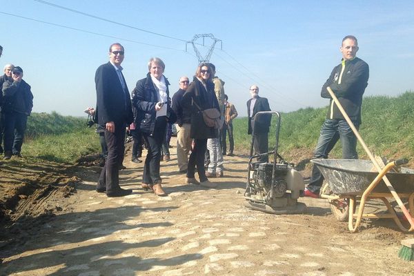 Christian Prudhomme, directeur du Tour de France, inspecte les travaux sur les secteurs pavés du Paris-Roubaix