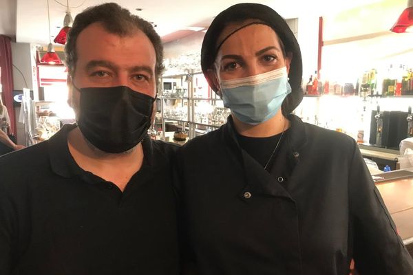 Les époux Cardi, deux Syriens qui tiennent le restaurant le Quarteau à Metz ont été naturalisés.