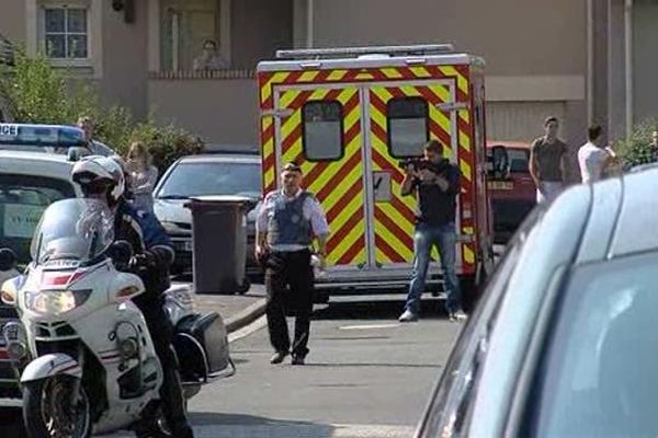 Important déploiement policier rue de la réforme à Carpiquet, où un homme s'est retranché mercredi 3 septembre 2014