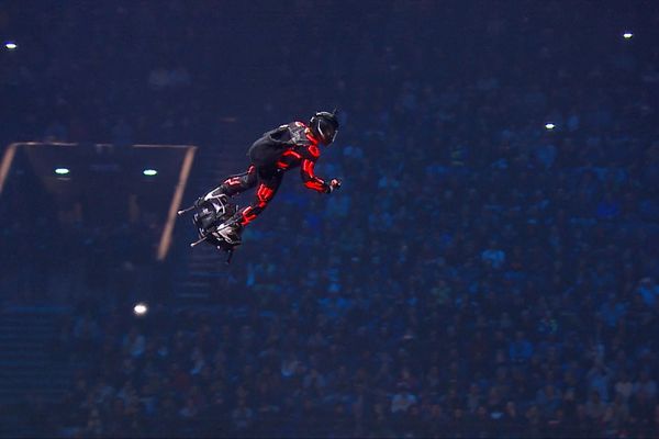 Franky Zapata, l'homme volant, au Supercross de Paris.