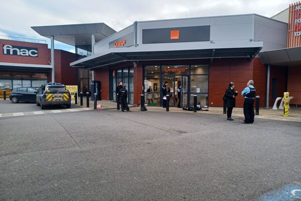 Les gendarmes de Lannemezan et de Bagnères-de-Bigorre en pleine enquête suite à un cambriolage dans une boutique de téléphonie, ce mercredi 8 janvier 2025 à Capvern, dans les Hautes- Pyrénées.