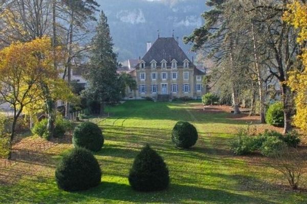 Sur le site du Relais du Bac , le château propose encore des séjours en chambres d'hôtes