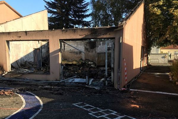 Les élèves du groupe scolaire de Ménétrol (Puy-de-Dôme) ont découvert une partie importante de leur école réduite en cendres lundi 10 septembre.