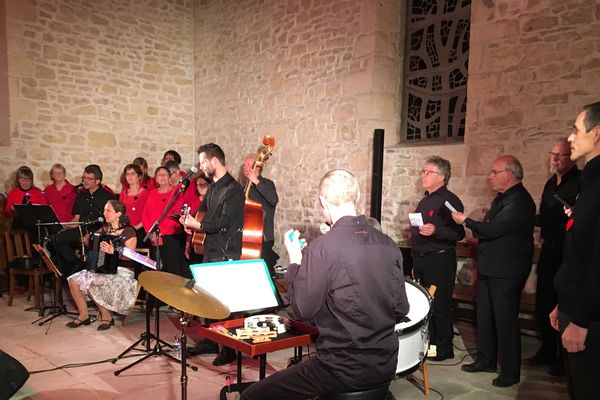 Le groupe Les Meutsè en concert au temple de Dampierre-les-Bois (Doubs)