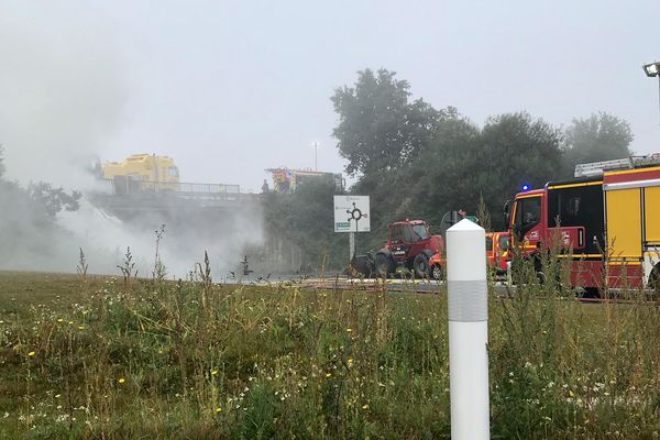 Camion en feu sur la RN12 entre Lamballe et Saint Brieuc : la gendarmerie envoie un message de prévention aux riverains suite aux fumées toxiques se dégageant de l'accident  