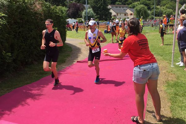 Le rhôdanien Pierre-André Anizan a remporté dimanche 24 juin la course reine de la 6e édition du triathlon d'Aydat (Puy-de-Dôme)