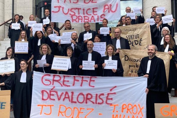 Les greffiers rassemblés ce lundi matin devant le tribunal de Rodez (Aveyron)