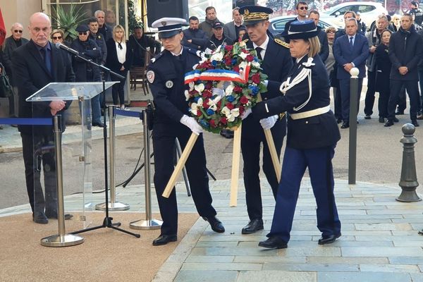 Le préfet de Corse, Franck Robine, déposant une gerbe en hommage à Claude Erignac ce jeudi 6 février à Ajaccio. 