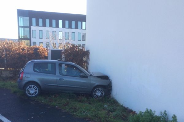 La Clio a fini sa course contre un mur près du rond-point de la Gaité à Saint-Jacques-de-la-Lande après avoir coupé la route à un autre véhicule. 