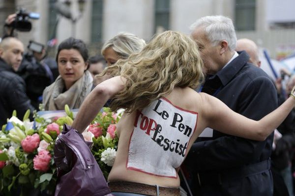 Deux femens se sont jetées sur la présidente du Front National Marine Le Pen, au moment où elle déposait une gerbe de fleurs devant la statue équestre de Jeanne D'Arc, à Paris. 