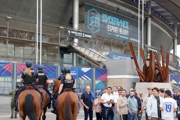 Des policiers à cheval devant le Stade de France