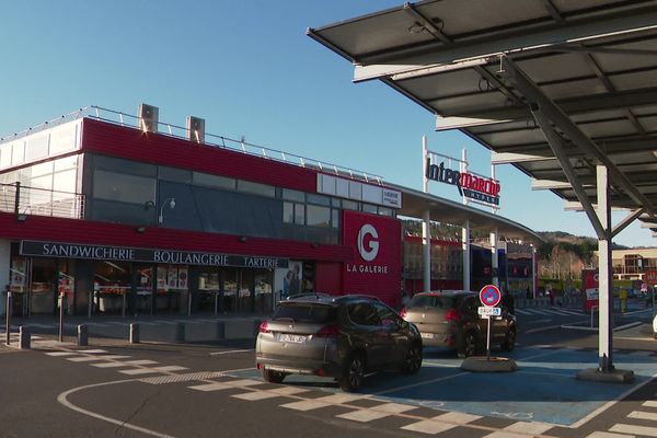 En Haute-Loire, cet hypermarché de Vals-près-le-Puy va peut-être devoir changer d'enseigne.