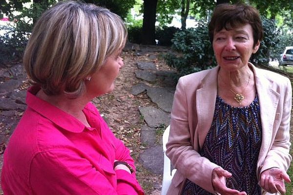 Directrice de la Maison d'Izieu, à droite sur l'image, s'entretient avec Silvie Boschiero, France3 RA- Lyon le 2 juillet 2013