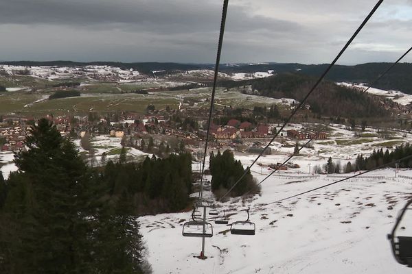 La saison hivernale démarre pour la station de ski avant un peu de neige en cette mi-décembre. 