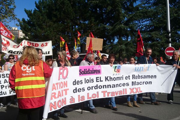 Mardi 12 septembre, à Clermont-Ferrand (photo) comme partout en Auvergne-Rhône-Alpese, salariés, retraités, fonctionnaires, étudiants, etc. ont décidé de « marcher » contre les ordonnances réformant le droit du travail.