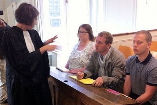 Sylvie Tapella, veuve du gendarme et ses deux fils avec leur avocate ce jeudi à Saint-Omer. 