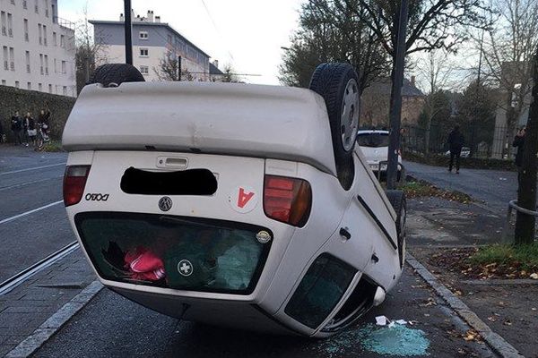 La voiture Polo de Caroline Bourdeau a fini sur le toit boulevard Michelet à Nantes, le 4 décembre 2018