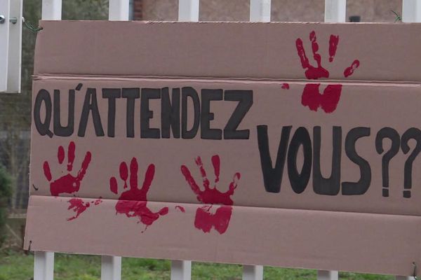 Une pancarte affichée devant l'école maternelle des Capucines, le 6 mars dernier, à Douai