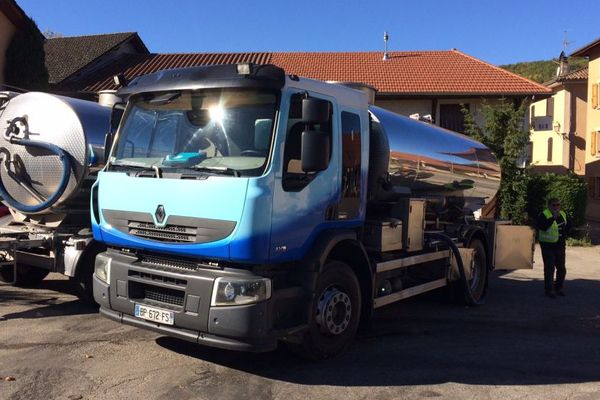 Des camions citernes viennent remplir le réservoir communal