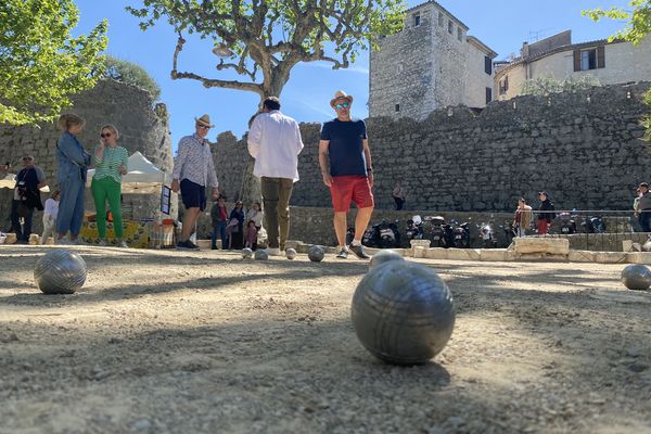 Les premiers gestes sont un peu hésitants pour ces touristes allemands, mais les premiers scores sont serrés.