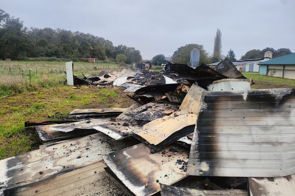 À l'arrivée des secours, il ne restait plus grand-chose du bâtiment agricole où le feu s'est déclaré.