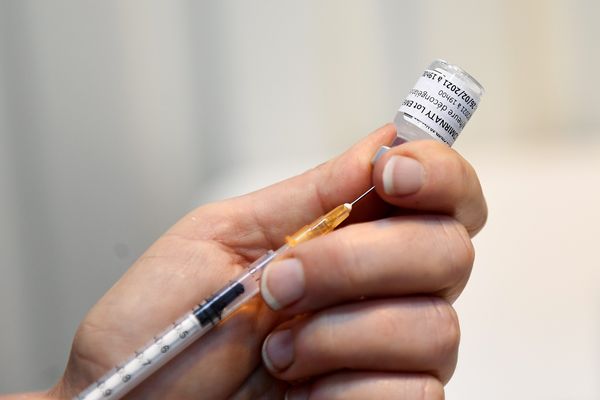 Un soignant prépare une seringue de vaccination - Photo d'illustration 