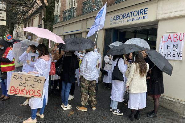 Grève devant le siège des Laboratoires de biologie réunis, dans le centre de Rennes, le 14 octobre 2022