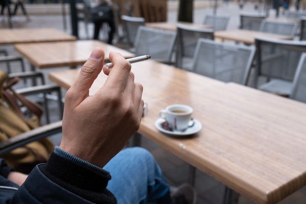 Une cigarette à l'extérieur ou en terrasse, un geste qui appartiendra bientôt au passé ?