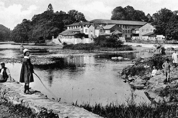 Au Palais-sur-Vienne (Haute-Vienne), on fabriquait du caoutchouc pour les imperméables, semelles et pneumatiques.