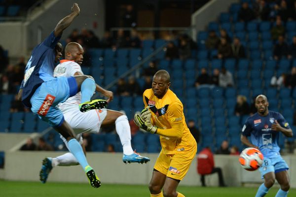 Laval marque contre Le Havre sur cette action, le défenseur havrais Zargo Touré (a gauche) trompe son propre gardien Abdoulaye Diallo