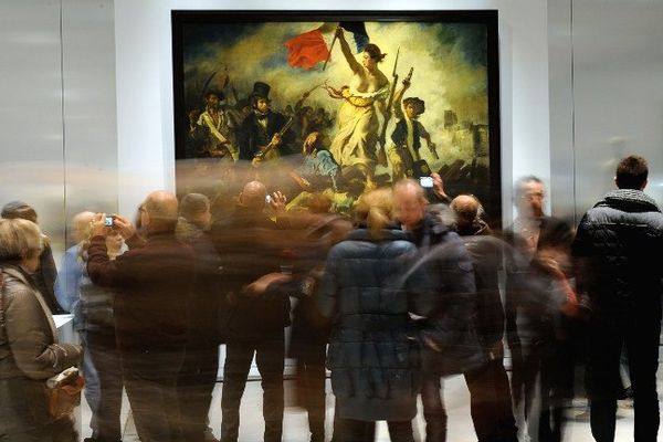 Visiteurs devant "La liberté guidant le peuple" de Delacroix