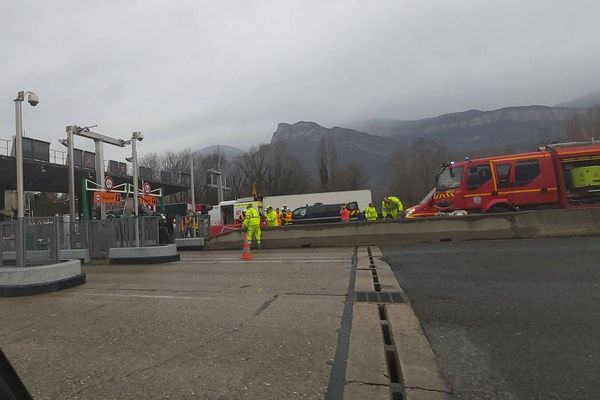 Une voiture s'est encastrée contre les piles du péage de Voreppe (Isère).