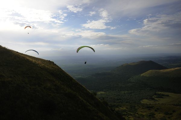 Des parapentistes au sommet du Puy de Dôme en Auvergne.