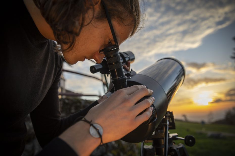 Vuoi esplorare la luna?  Gli appassionati di astronomia vi presteranno i loro telescopi per ammirare la stella notturna