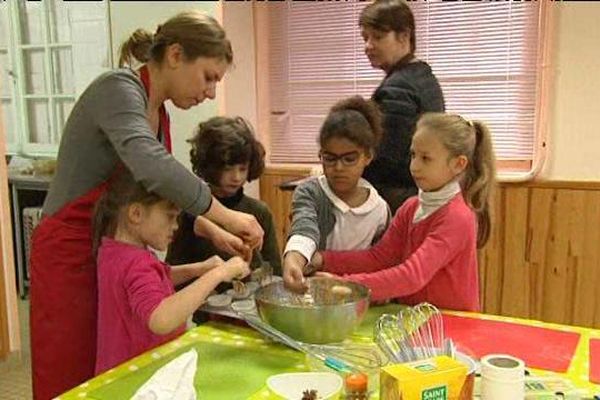 A Trouville sur Mer, Armelle anime des ateliers de cuisine gourmands pour les enfants.