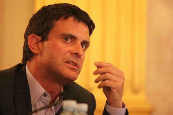 Interrogé par l'AFP, le Ministre de l'Intérieur Manuel Valls campe sur ses positions : l'application stricte des critères de régularisation des sans-papiers.