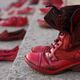 Des chaussures rouge sang pour symboliser les victimes de féminicides