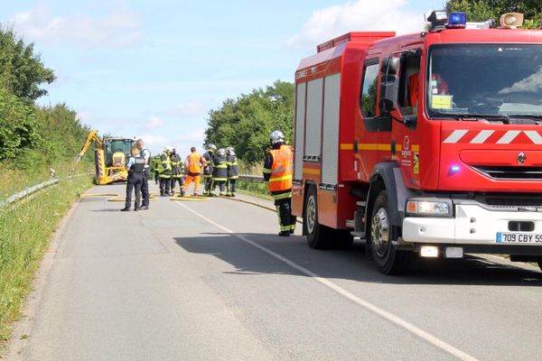 La débroussailleuse en fond a touché une canalisation de gaz à hauteur de Steenwerck