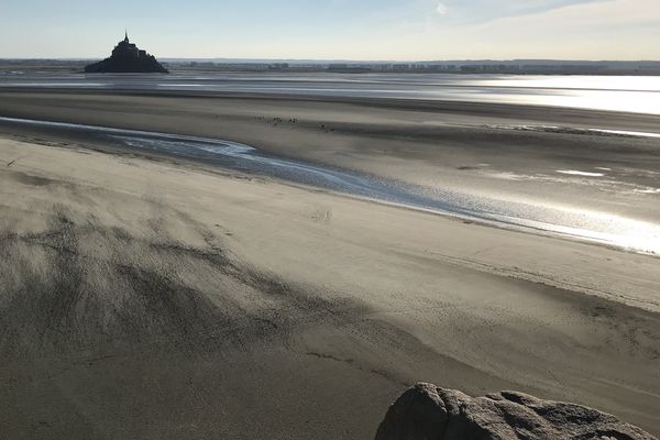 Dans la baie du mont-saint-Michel comme sur tout le littoral normand, les grandes marées peuvent présenter un danger pour les promeneurs et pêcheurs à pied