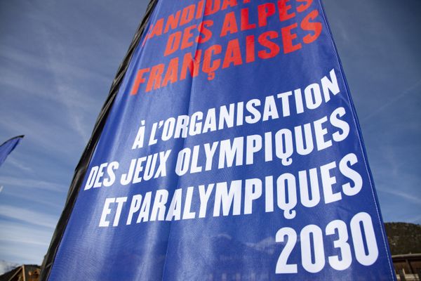 Un drapeau annonçant la candidature des Alpes françaises aux JO d'hiver 2030, le 6 février 2024 à Montgenèvre (Hautes-Alpes).