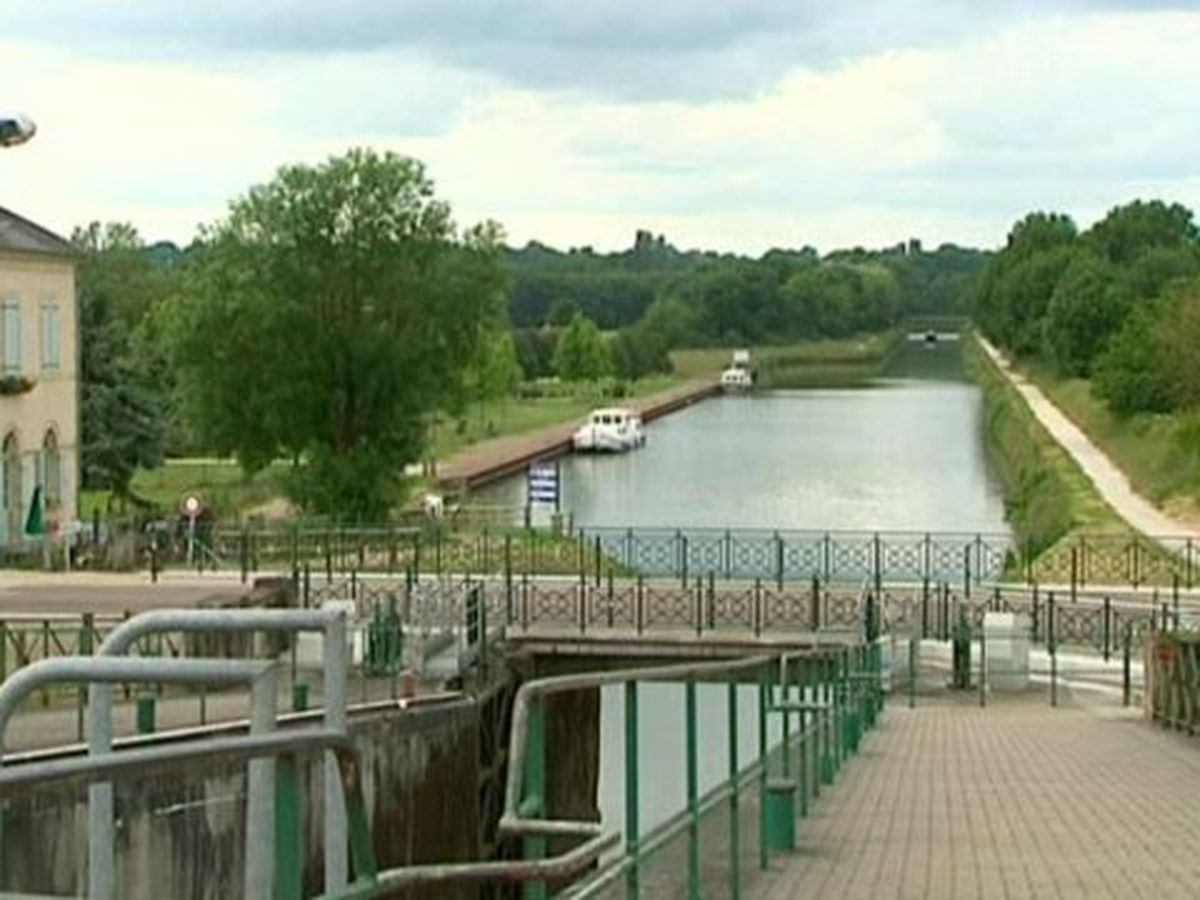 Sur l'Allier: pont-canal du Guétin - Le Bec d'Allier - L'écluse