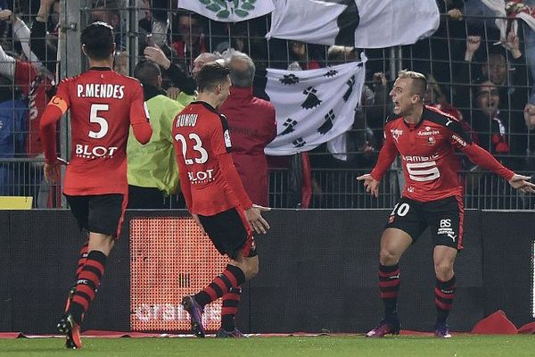 L'attaquant rennais Kamil Grosicki (à droite) après avoir marqué un but dans le berby Nantes-Rennes au stade de la Beaujoire -22/10/2016