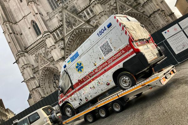 L'ambulance mitraillée exposée sur le parvis de la cathédrale de Nantes ce dimanche 8 décembre.