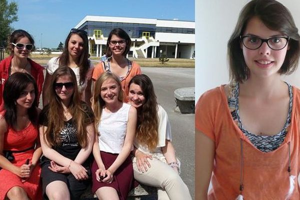 Justine Subocz pose avec ses amies devant le lycée Coubertin à Calais.