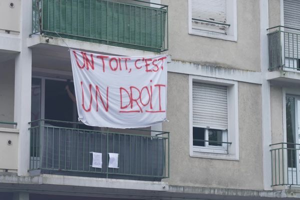 Plusieurs dizaines de familles occupent les logements d'un immeuble voué à la destruction à Caen.