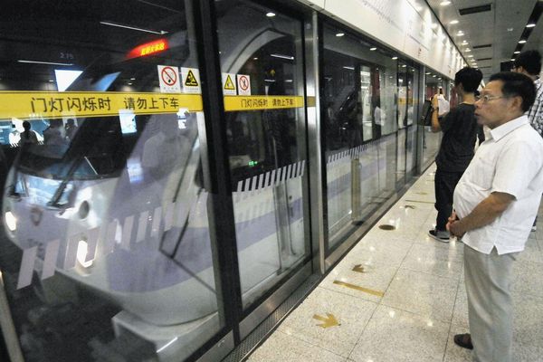 La ligne 10 du métro de Shanghai, en Chine.