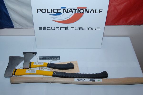 Deux haches et un manche de pioche ont été saisies par la police d'Annemasse