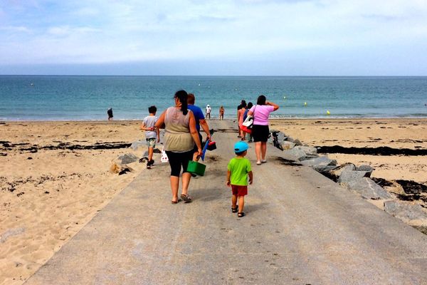 La plage de Bricqueville-sur-Mer dans la Manche ce lundi