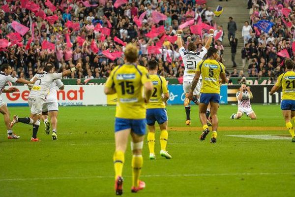 Morne Steyn vient de passer une ultime pénalité, scellant la victoire du Stade Français sur l'ASM. Les joueurs parisiens peuvent laisser éclater leur joie, les Clermontois, eux, viennent de perdre une nouvelle finale du championnat de France, la 11ème de leur histoire.