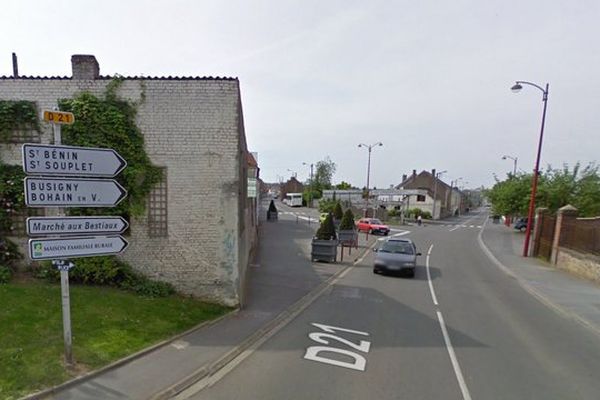 Le motard, sans casque, a percuté ce poteau à pleine vitesse puis a évité le mur de justesse avant d'achever sa course dans un pot de fleurs